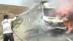 Seyir halindeki kamyonet alev alev yandı