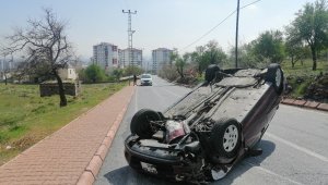 Takla atan otomobilden burnu bile kanamadan kurtuldu