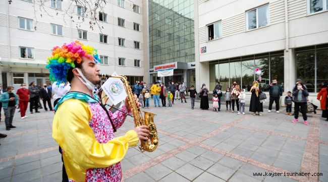 Talas maskot bando çocuklara moral oldu