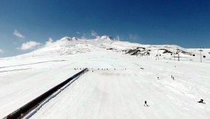 Turistler Erciyes'te boş pistlerin keyfini çıkardı