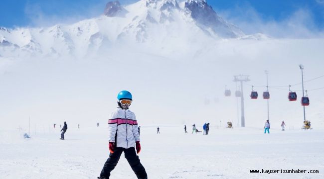 Türkiye'nin pist lideri Erciyes'te kayak keyfi sürüyor
