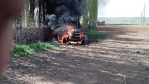 Alev alev yanan traktör kullanılamaz hale geldi
