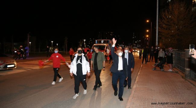 Başkan Büyükkılıç'tan vatandaşlara gece sürprizi