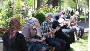 Başkan Palancıoğlu şehitlikte dua etti