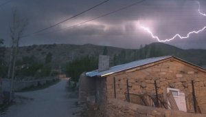 Gökyüzünde çakan şimşekler görsel şölen oluşturdu