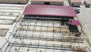 Hayvan pazarının üstünün kapanma çalışması devam ediyor