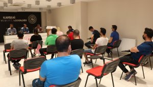 Kabakcı yüzme antrenörleri ile bir araya geldi