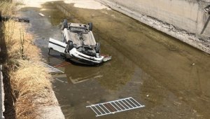 Kanala düşen otomobilin sürücüsü yaralandı