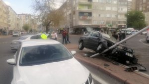 Kayseri'de 3 kişinin yaralandığı feci kaza güvenlik kamerasında
