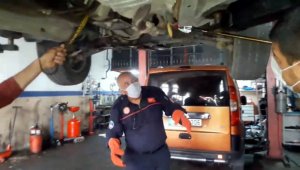 Kayseri'de otomobile giren 1 metrelik yılan itfaiye ekipleri tarafından çıkarıldı