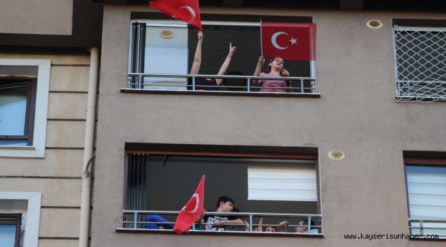 Kayserililer 7'den 70'e İstiklal Marşı için balkonlara koştu