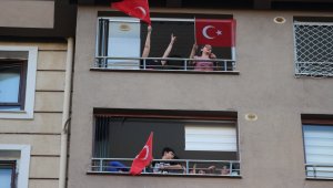 Kayserililer 7'den 70'e İstiklal Marşı için balkonlara koştu