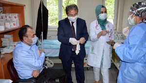 Milli Eğitim Müdürü Çandıroğlu'na aşı İl Sağlık Müdürü Benli'den