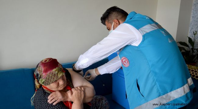 Oğlunun ikna ettiği 91 yaşındaki Raziye nine covid-19 aşısını evinde oldu