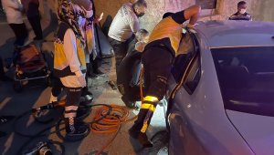 Otomobiller çarpıştı, sürücü sıkıştı