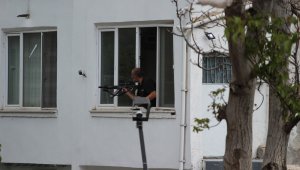 Silahlı şahıs polis ekiplerini uzun süre uğraştırdı