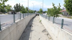 Taşkın su kanalları temizleniyor