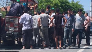 Traktöre ayağı sıkışan genci vatandaşlar kurtardı