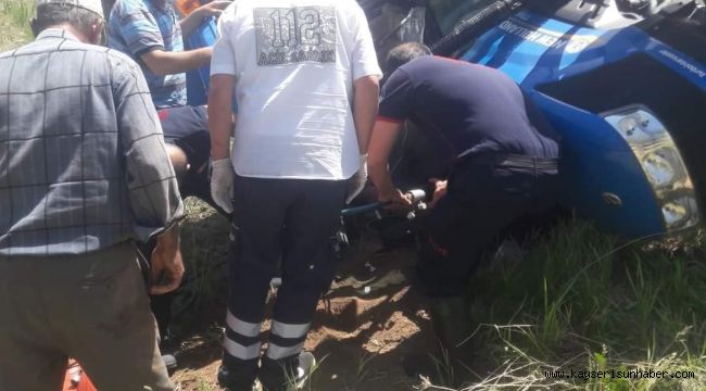 Traktörün altında mahsur kalan sürücüyü itfaiye ekipleri kurtardı
