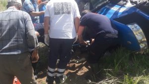 Traktörün altında mahsur kalan sürücüyü itfaiye ekipleri kurtardı