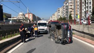 5 araçlık zincirleme kazada kaldırıma çarpan otomobil devrildi