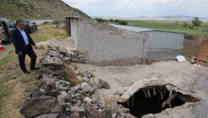 8 tonluk kayanın düştüğü ahır Hacılar Belediyesi tarafından tamir edilecek