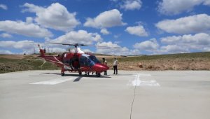 Arının sokmasıyla şoka giren adam hava ambulansı ile hastaneye kaldırıldı