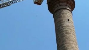 Cami minaresinde mahsur kalan adamı itfaiye kurtardı