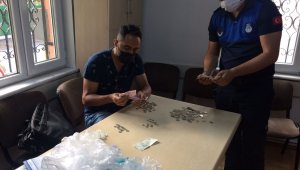 Dilenci parayı çocuk bezine sakladı