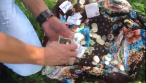 Dilenerek kazandığı paraları zabıtaya yakalatmamak için toprağa gömdü