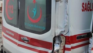 Hasta taşıyan ambulans kaza yaptı