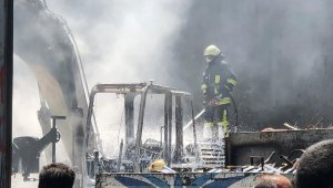 Hurdalıkta çıkan yangında iş makinesi ve kamyonet kül oldu