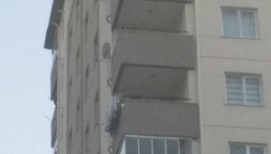 İntihar için balkona çıkan şahıs ikna edildi
