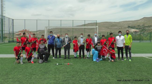 Kabakcı'dan çim hockeyi sporcularına ziyaret