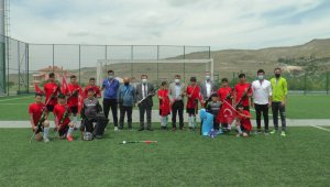 Kabakcı'dan çim hockeyi sporcularına ziyaret