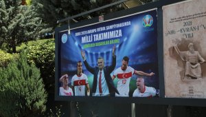 Kayseri Üniversitesi'nden Milli Takımımıza Billboardla Destek