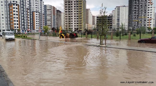 Kayseri'de sağanak yağış etkili oldu, mahsur kalanlar iş makineleriyle kurtarıldı
