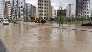 Kayseri'de sağanak yağış etkili oldu, mahsur kalanlar iş makineleriyle kurtarıldı