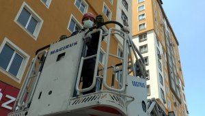 Klimaya takılan yaralı ebabili itfaiye kurtardı