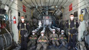 Komandoların paraşüt kursu nefesleri kesti