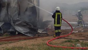 Konteynerde çıkan yangın itfaiye ekiplerince söndürüldü
