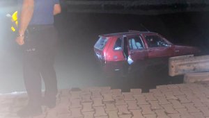 Otomobil kanala düştü: 2 yaralı