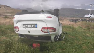 Otomobil şarampole devrildi: 2 yaralı