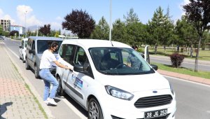 Sınava geç kalan öğrencilerin yardımına Melikgazi koştu