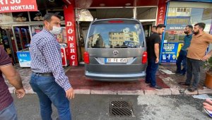 Sürücüsünün kontrolünü kaybettiği otomobil lokantaya böyle girdi