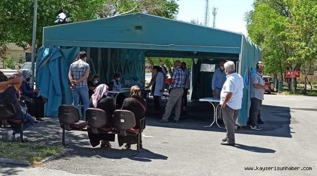 Tomarza Devlet Hastanesi bahçesine aşı çadırı kuruldu