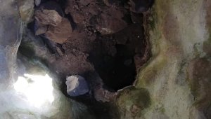 Türbeyi kazarak define aradılar