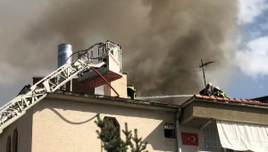 3 katlı apartmanın çatısında çıkan yangın 1 saatlik çalışma ile söndürüldü