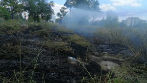 Akaryakıt istasyonunun yanındaki boş arazide çıkan anız yangınını itfaiye söndürdü