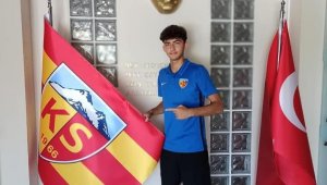 Alperen Elmas profesyonel oldu